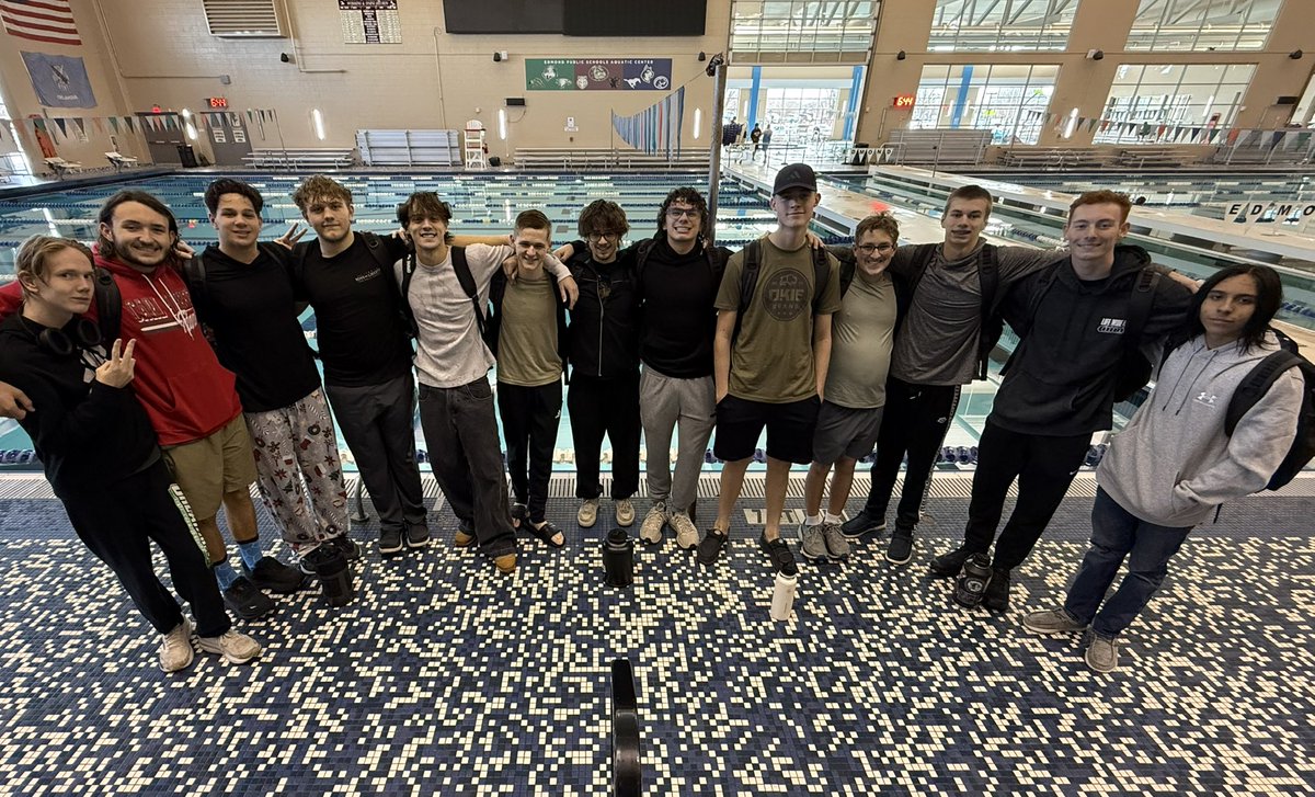 CAHS_SWIM's tweet image. Christmas Practices - Always a vibe 🎄#SoTough #NoFear #NoCeiling #Family55 #IfOneThenAll