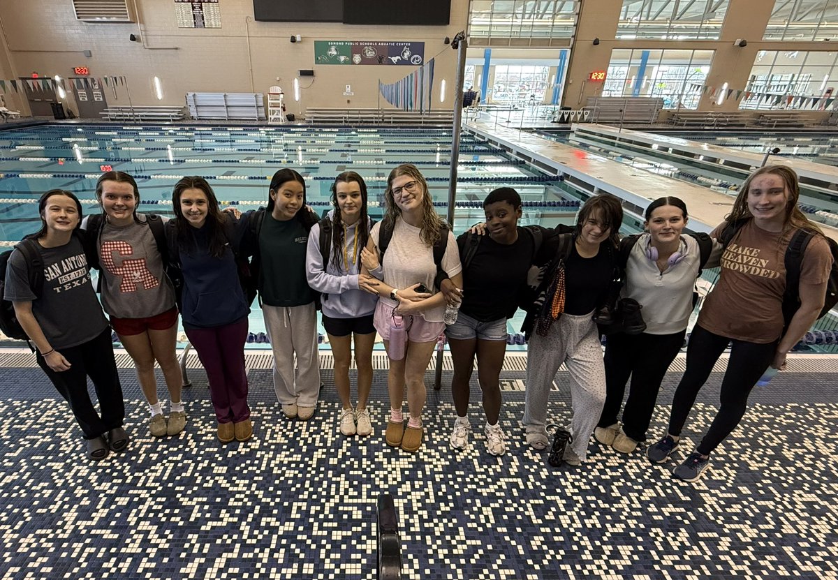 CAHS_SWIM's tweet image. Christmas Practices - Always a vibe 🎄#SoTough #NoFear #NoCeiling #Family55 #IfOneThenAll