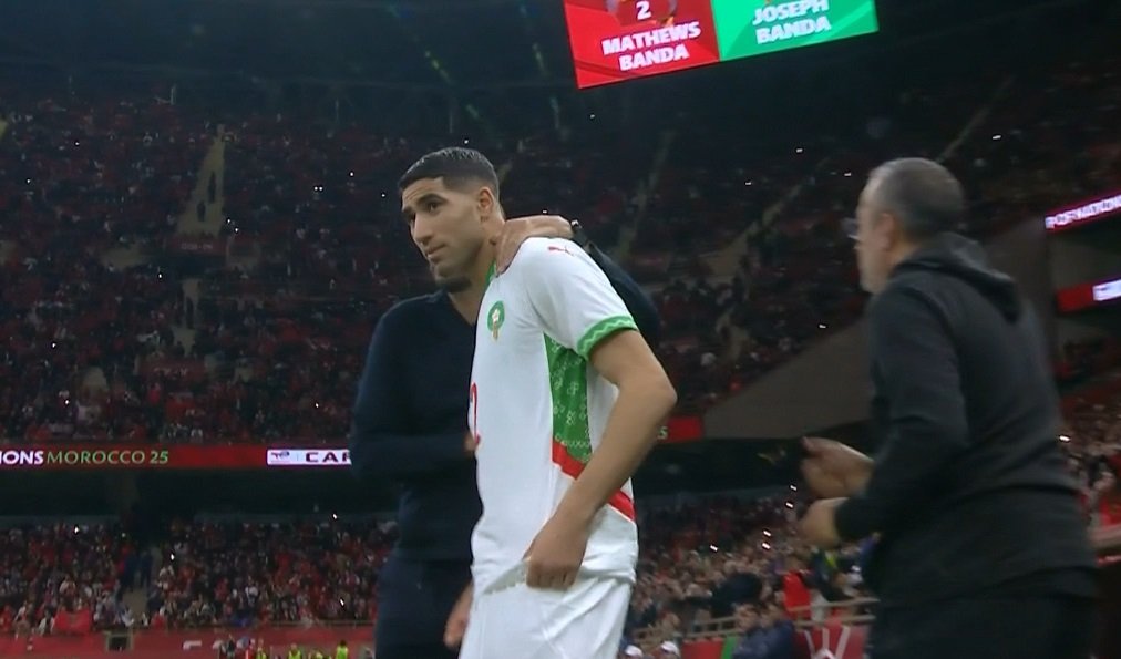 عودة أسد الأطلس من جديد. الذهبي أشرف حكيمي يعود للمشاركة مع منتخب المغرب لأول مرة بعد تعافيه من الإصابة ويشارك بدلاً من مزراوي في د64 