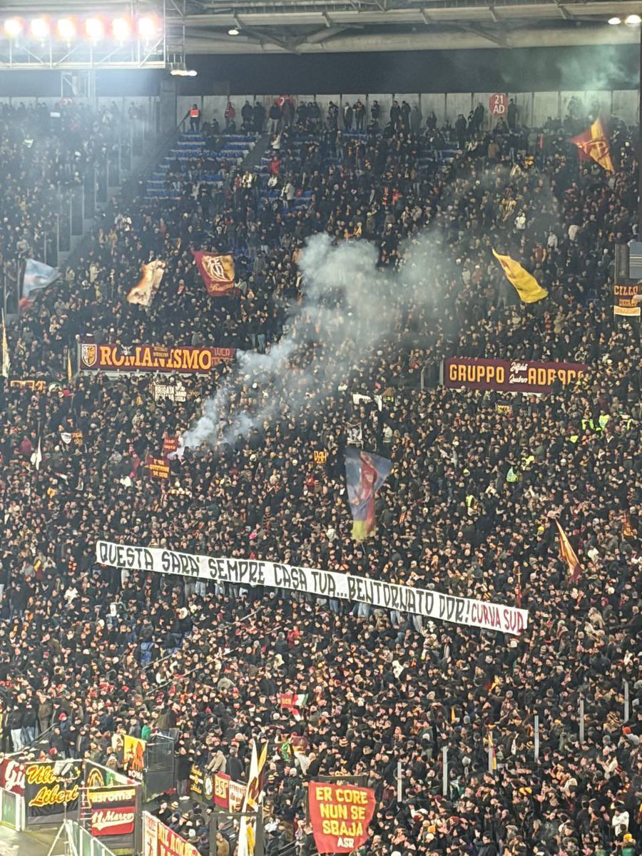 eleonora_trotta's tweet photo. #DeRossi ❤️

#RomaGenoa https://t.co/022UtBOaif