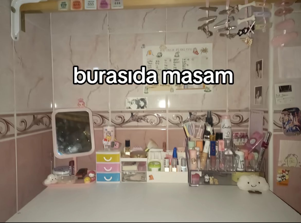 kilkedes's tweet photo. tiktokta bir kız gördüm ailesi büyük ihtimalle evde yer olmadığı için tuvaleti oda yapmış, kız da resmen iki adamın sığmayacağı fayanslı odasına çiçek, süs asmış, hayaller panosu koymuş..

valla öfkeden alev alacağım yemin olsun bu genç kızdan hayatını çalanlarla barışmayacağız https://t.co/OwssGTpLKp