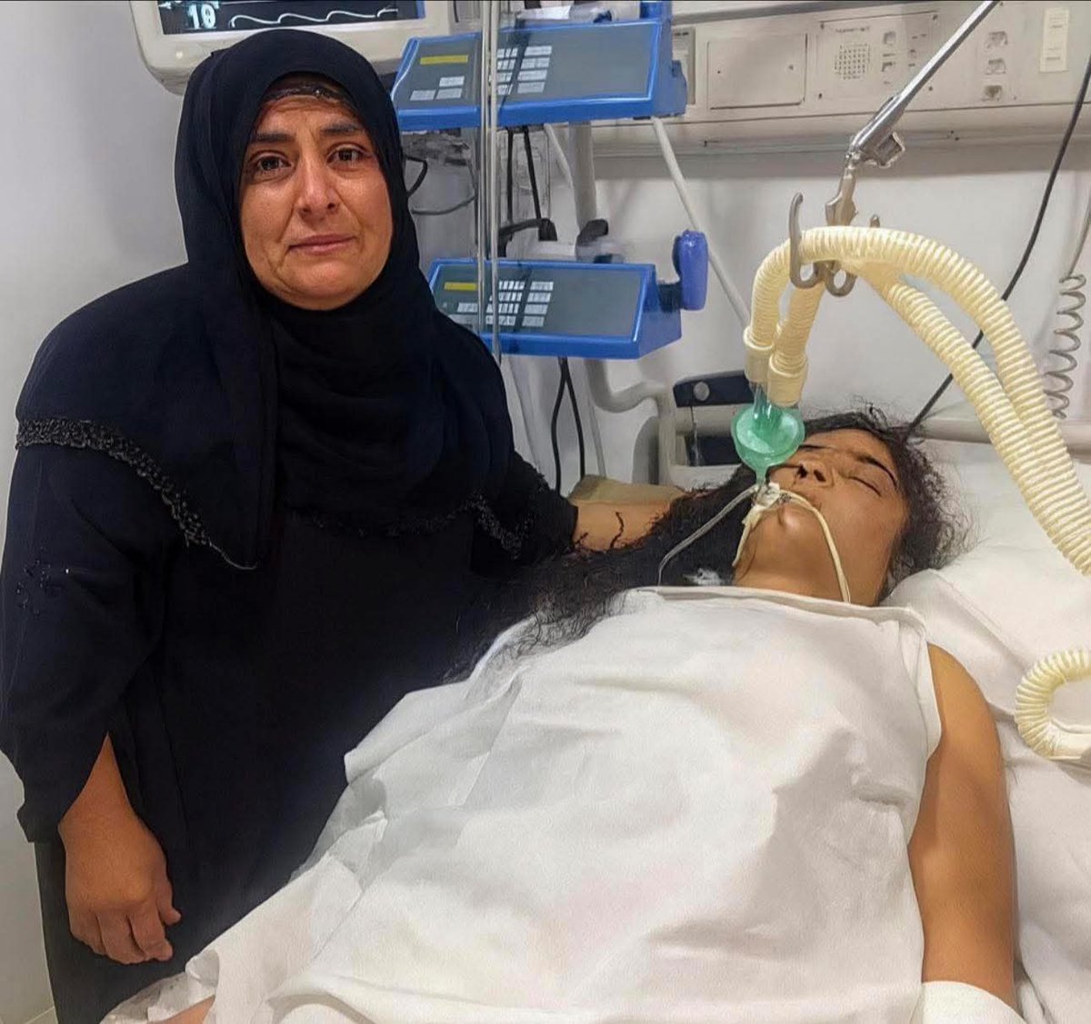 ابووس جزمه كل واحد فيكم بنتى بتموو.ت فالعنايه المركزه محتاجه دعااكم ع قد ماتقدر ماليش غيرها ف الدنيا😭💔💔💔💔