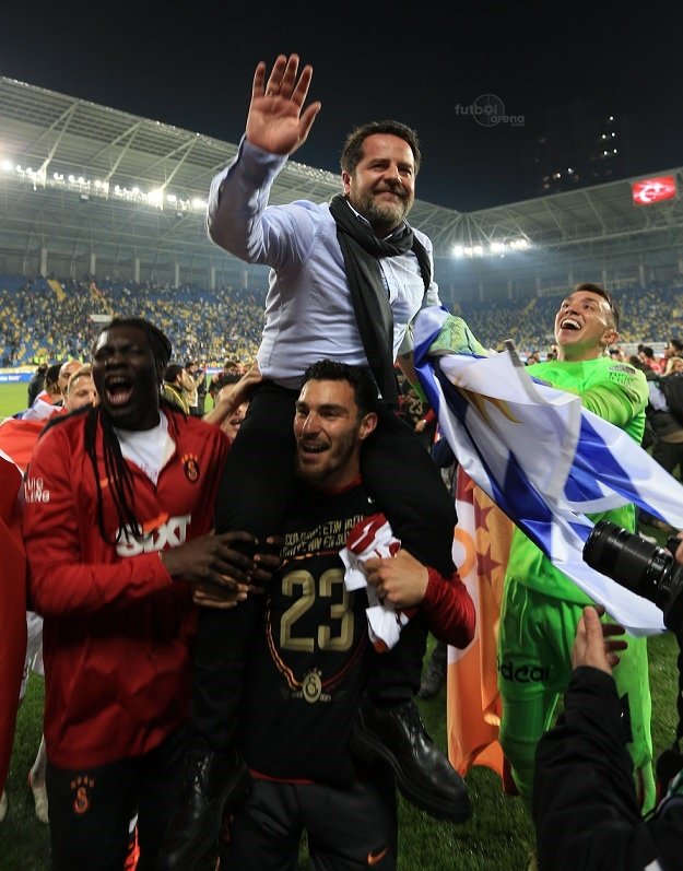 Bu sezonki şampiyonluk çok çok önem kazandı.
Okan Buruk ve futbolcular en ufak bir rehavete kapılmadan, büyük bir hırsla motivasyonla mücadele edip şampiyon olacaklar. 
Bize iftiralar atanlara cevabımızı şampiyon olarak vereceğiz.
Galatasaray dimdik ayakta💛❤️🦁