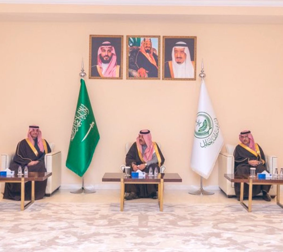 سعدتُ اليوم برفقة عددٍ من زملائي الإعلاميين بالمنطقة بحضور لقاء سمو أمير منطقة حائل، صاحب السمو الملكي الأمير عبدالعزيز بن سعد بن عبدالعزيز، ومعالي مساعد وزير الإعلام الدكتور عبدالله المغلوث <a href="/Almaghlooth/">عبدالله المغلوث</a> ، وبمشاركة عددٍ من قيادات وزارة الإعلام ومنظومة الإعلام، وذلك بحضور سعادة