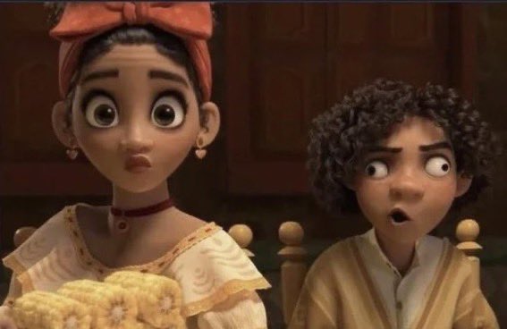 oswaldberger137's tweet photo. I didn’t know she was holding corn in this scene. https://t.co/Db9Sv8H6J3