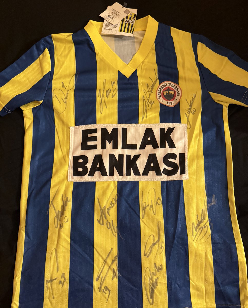 Bugünün şerefine bu twiti rt edip, beni takip edenler arasından bir kişiye tüm takım imzalı Fenerbahçe forması hediye ediyorum.