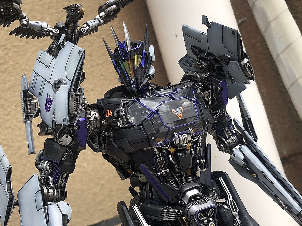 Lintufriikki's tweet image. first time seeing this nakomake soundwave model kit and i'm losing my mind he's so gorgeous??? i love the visor and arms 😭