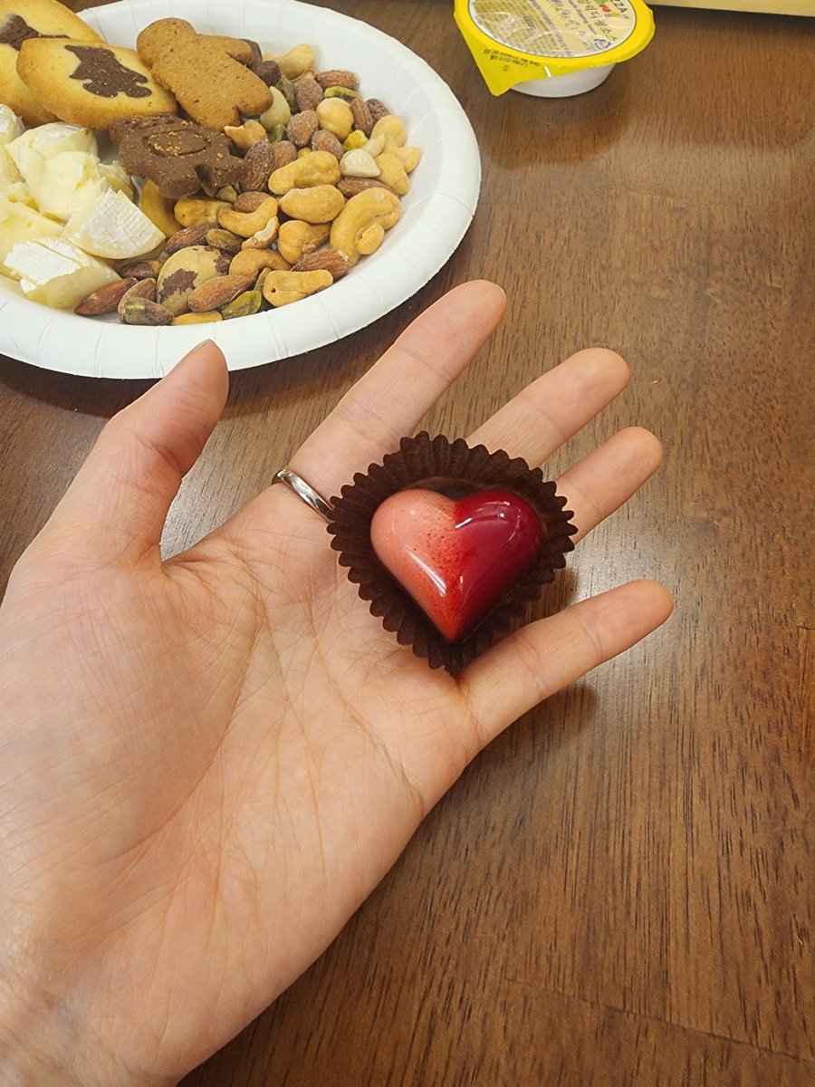 드디어 회복한 i
드레스 보석모임 다녀오고 반짝이 도파민 충전 완👗 옷도 반짝반짝 보석도 반짝반짝 다들 너무나 잘 어울리셨다
여름에는 시원하게 원피스 보석모임을 혹시나 기대하는 중😄