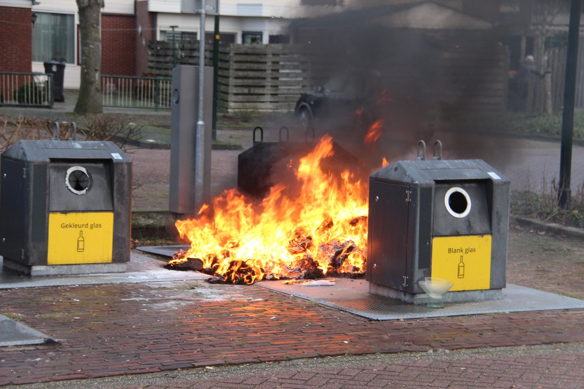 Vermoedelijke brandstichting bij ondergrondse container in Dedemsvaart