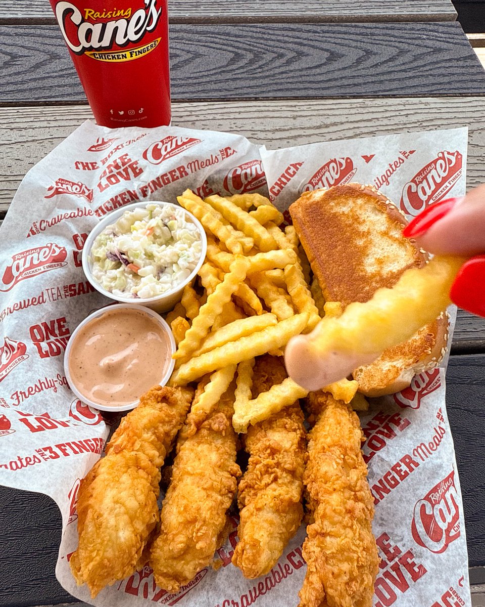 raisingcanes's tweet image. Up close and personal with a Box Combo