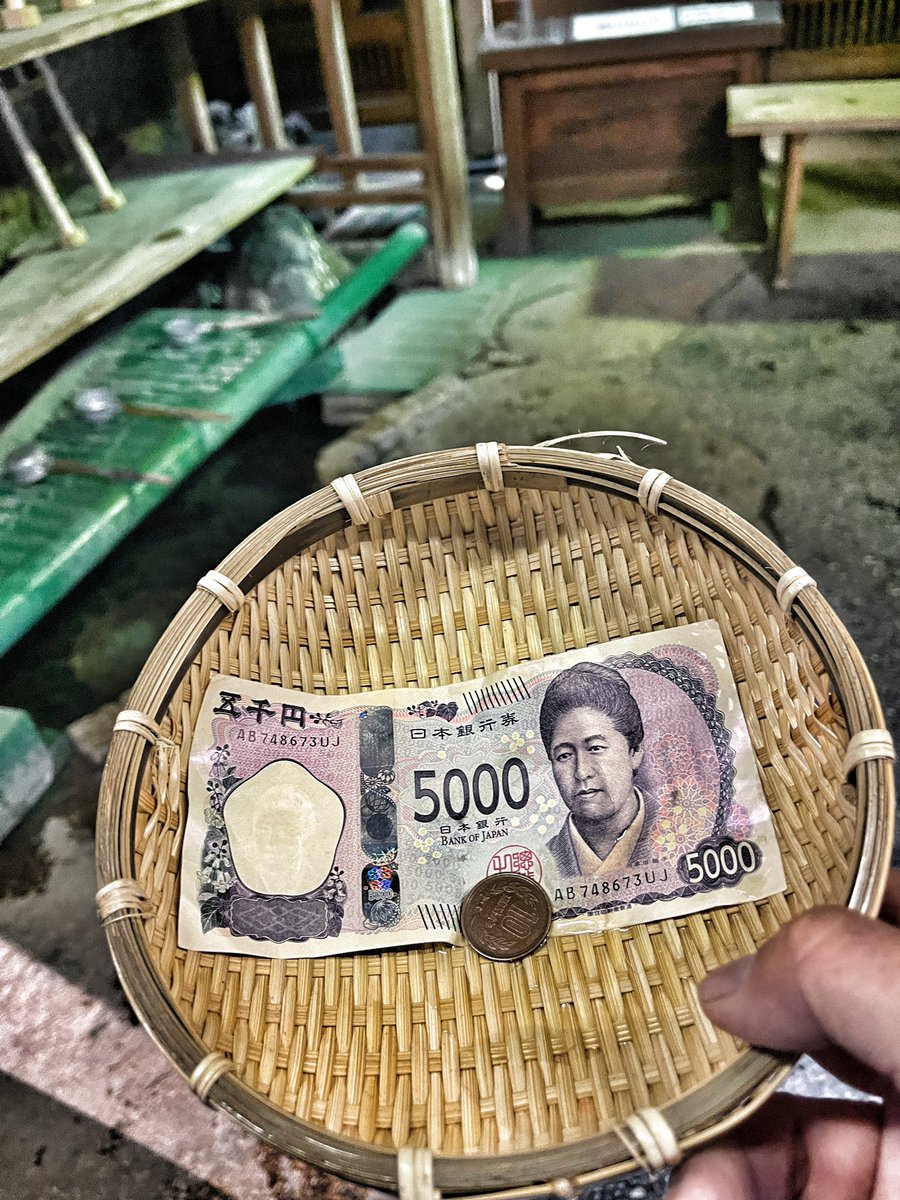kinoshita_keys's tweet photo. 犯罪(マネーロンダリング)に手を染めることになりはしないのだろうか?僕の氏神は豊中宮山春日神社だけど、今回はメディアの取材で、編集担当が選んだ鎌倉・銭洗弁天を訪れた。人の目を忍んで資金洗浄してます💸👮
#木下隆之 #keysracing #kinoshita_takayuki_ https://t.co/Oi4ornZ4Qz