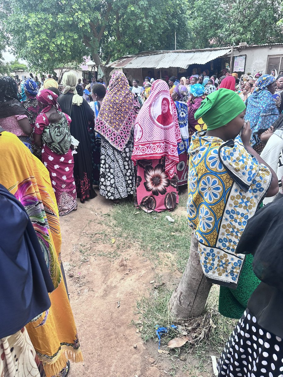 Kifo💔Dogo jana alikuwa anachangisha rambi rambi ya rafiki ake ambae amefariki jana kwa maradhi,Usiku na yy anafariki kwa ajali💔Misa yao imefanywa kwa pamoja kanisani.Majeneza mwawili ya marafiki.
kifo ni halisi,kifo  ni mawaidha Yenye uchungu ndani yake🙏