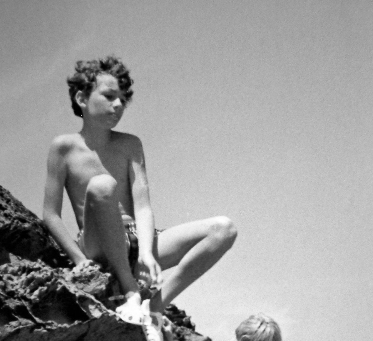 Wolfgang, 1970, brillianter Kopf, #Menschenfreund, schüchtern, bescheiden. – Mit 65 bekommt er #AmyotropheLateralsklerose. Dann wird's genauso wenig Hoffnung geben wie damals. Die Zeit ist stehengeblieben – für die #ALS-Forschung. Keine Lobby.  Wg. #Covid wird er 2025 #LEIDEN.