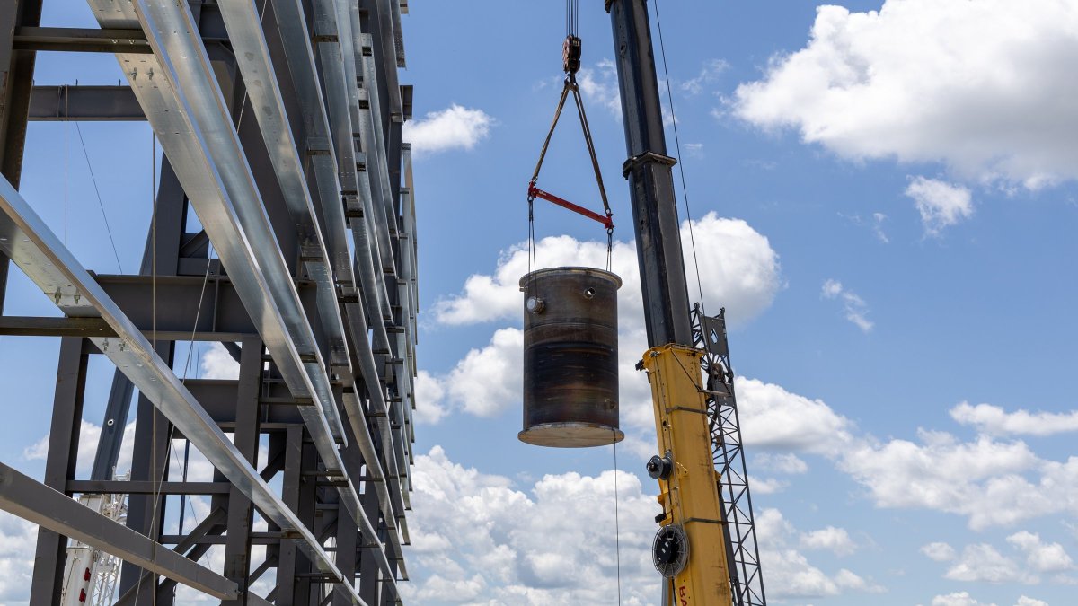 KairosPower's tweet photo. 9⃣: We also installed this reactor vessel for ETU 3.0 that’s being built in Oak Ridge, Tenn. The non-nuclear prototype will be used to pilot remote handling and maintenance procedures and train operators for Hermes. (10/12) 
https://t.co/KniDmtc8pz https://t.co/d3drq5Dl4t