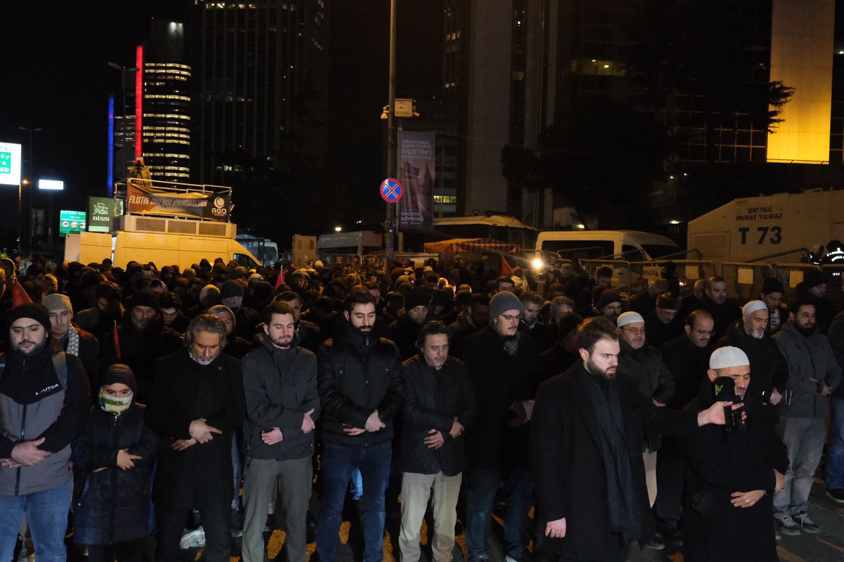 agdistanbul's tweet photo. BÜTÜN MASKELERİ DÜŞÜRDÜN 

EBU UBEYDE

📌Gıyabi Cenaze Namazı ve Basın Açıklamasını Gerçekleştirdik https://t.co/bnh4Gq40TP