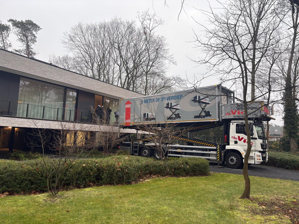 de_vic_mover's tweet photo. Voor al uw verhuizingen met onze unieke hoger-lager of met of zonder ladderlift .
U kan reeds een verhuis bestellen 2 verhuizers + bestelverhuiswagen vanaf 249 euro incl btw 
https://t.co/d7hsNawygj https://t.co/IRThoVUxXH