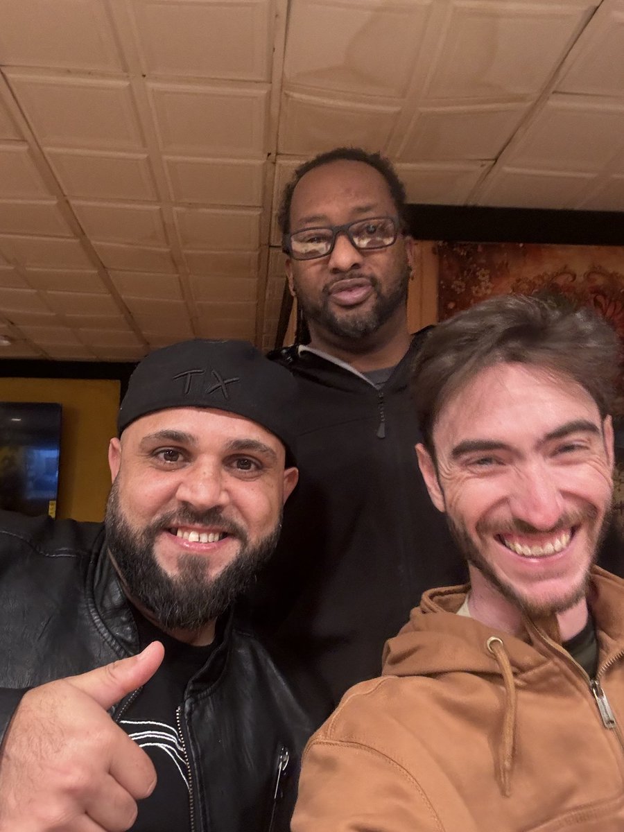 gpapastrat's tweet image. Life of the party!! #Christmas2025  #bartime  #men