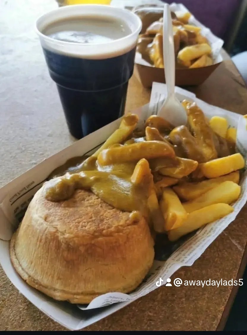 awaydayladsfs's tweet image. balti pie, curry chips and a Guinness £7.50
take a bow walsall fc 👏 

#walsall #pie #chips #pint #guinness