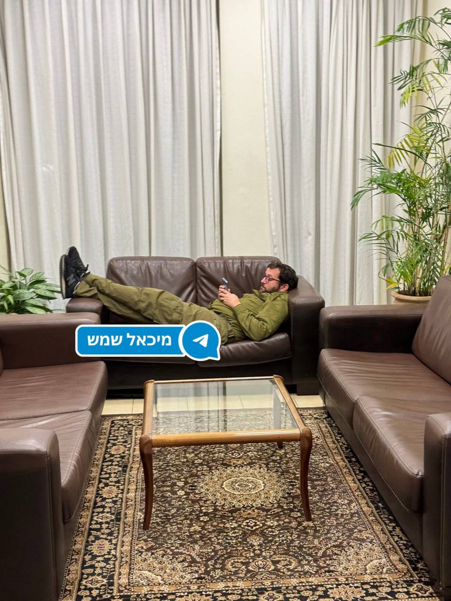 shemeshmicha's tweet photo. יונתן אוריך, חייל שלא גוייס במלחמה והגיע לעבוד בקריה בלשכת נתניהו על מדים בזמן שלכאורה הוא מקבל כסף מקטאר

את השקרים שנאמרו לי על האירוע הזה בזמן אמת - אחסוך מכם https://t.co/3eDooFAv8n