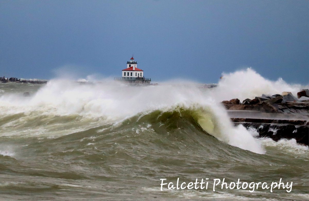 Joefalcetti's tweet photo. The waves are getting big on the shore of @LakeOntario16 today!!! https://t.co/G6d43Y4QM6