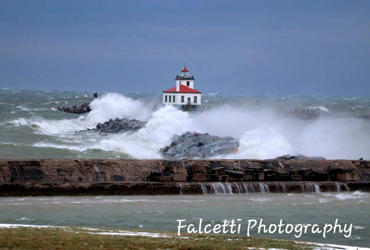 Joefalcetti's tweet photo. The waves are getting big on the shore of @LakeOntario16 today!!! https://t.co/G6d43Y4QM6