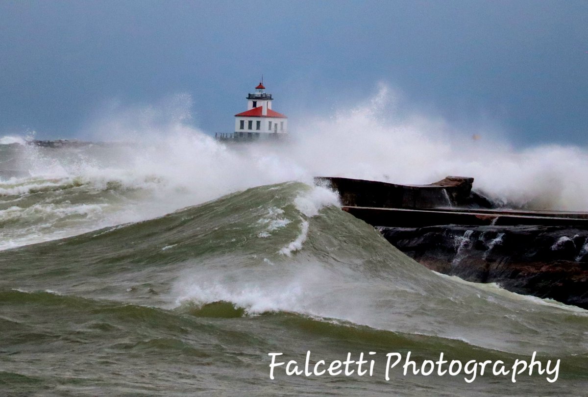 Joefalcetti's tweet photo. The waves are getting big on the shore of @LakeOntario16 today!!! https://t.co/G6d43Y4QM6