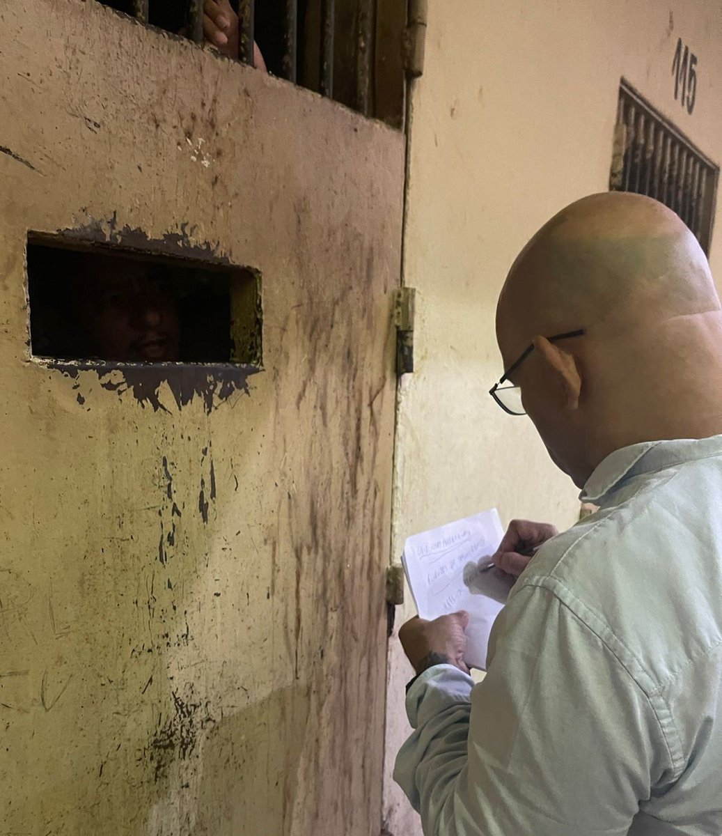 Qd meu trabalho era visitar cadeias, anotava reivindicações dos presos sobre suas condições e processos. Era atacado, me mandavam levar preso pra casa etc. Foram 30 anos de resistência. Agora os q me atacavam querem alguém q ouça os presos, mas só alguns presos, infelizmente 😥