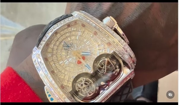 BittGenn's tweet photo. Ho....
Do you really believe this Christmas gift is from Santa?
Jacob &amp; Co. Diamond Watch ($1,000,000): Rapper Gucci Mane .
Next Christmas in 360 days!
What is your opinion?
#SantaClaus #antisanta https://t.co/MYmOZYsHk2