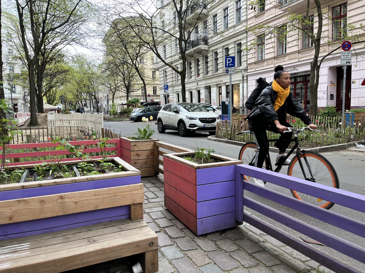 pneumannberlin's tweet photo. Neue Daten zu einem bundesweit einzigartigen Versuch zur #Verkehrswende: Nachdem im #Graefekiez in #Berlin #Kreuzberg Parkraum verknappt wurde, schaffen Bürger Autos ab und fahren öfter #BVG. Doch das Projekt stößt weiterhin auf Kritik.
#infas #WZB
Link im ersten Kommentar. https://t.co/3ASgNuuWR5