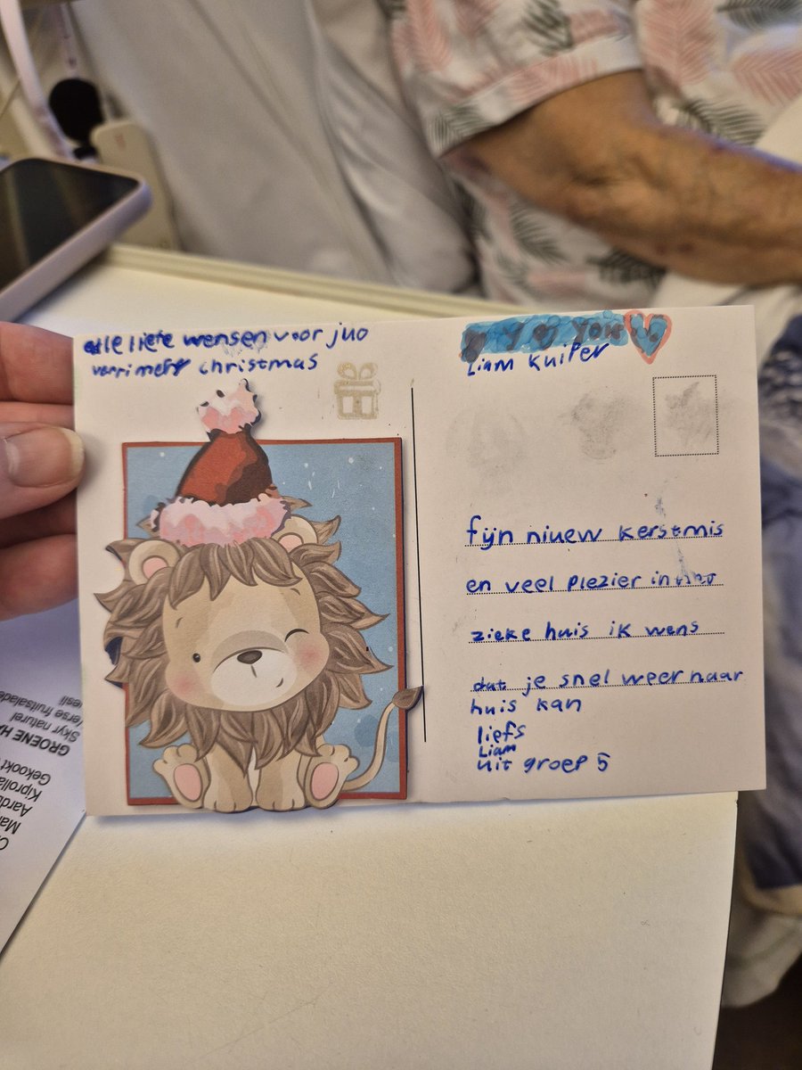 Kinderen van de basisschool schreven zelf kaartjes voor patiënten in het <a href="/GHZGouda/">Groene Hart Ziekenhuis</a> 
Lieve lieve lieve Liam Kuiper uit groep 5, je hebt mijn mams laten glimlachen en haar kerst in het ziekenhuis een lichtje gegeven ❤️ ✨️