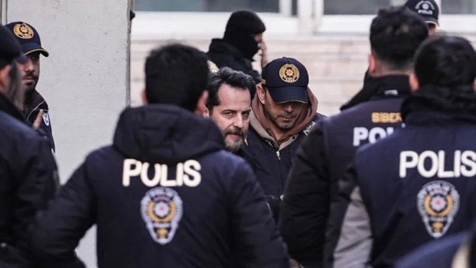 ne deveyiz, ne koyun
Aslandan kurban olmaz.