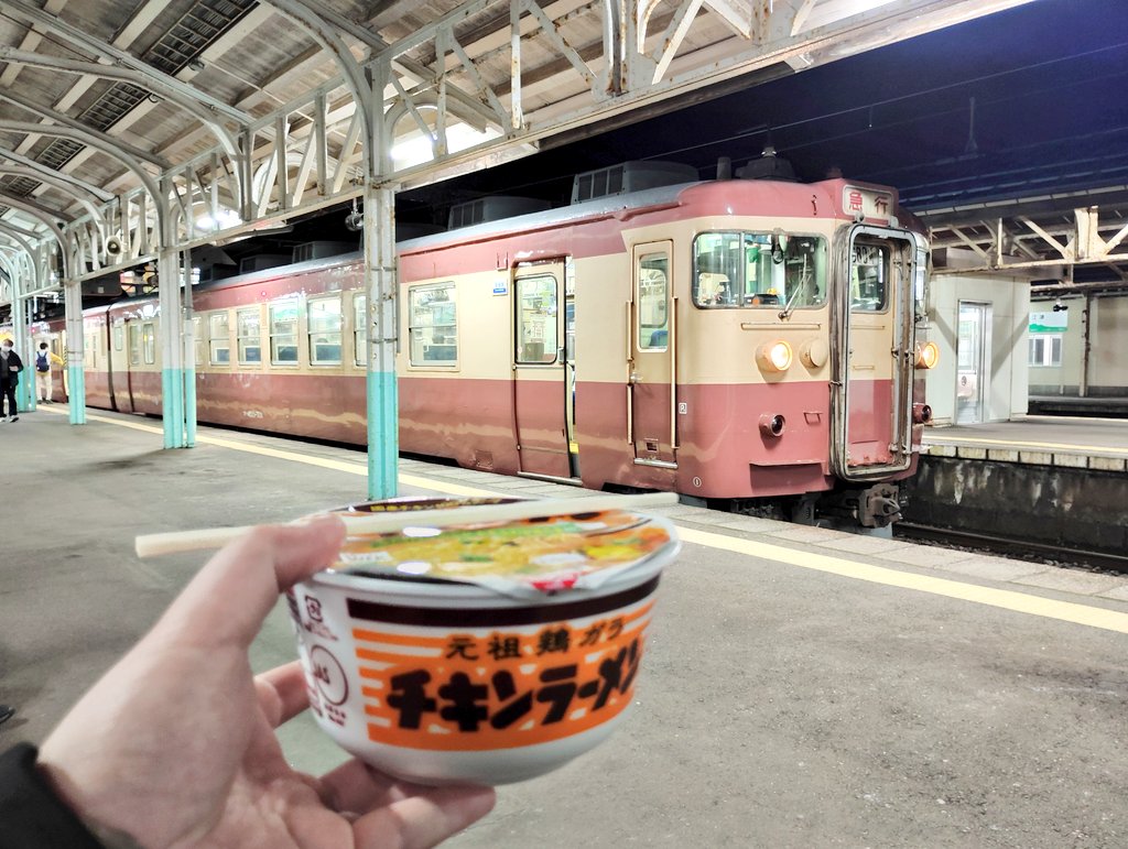 「おはようございます。 昨晩はえちごトキめき鉄道の夜行急行に乗ってきました。 眠い」|エゾキハ@イラスト展4/16~4/23のイラスト
