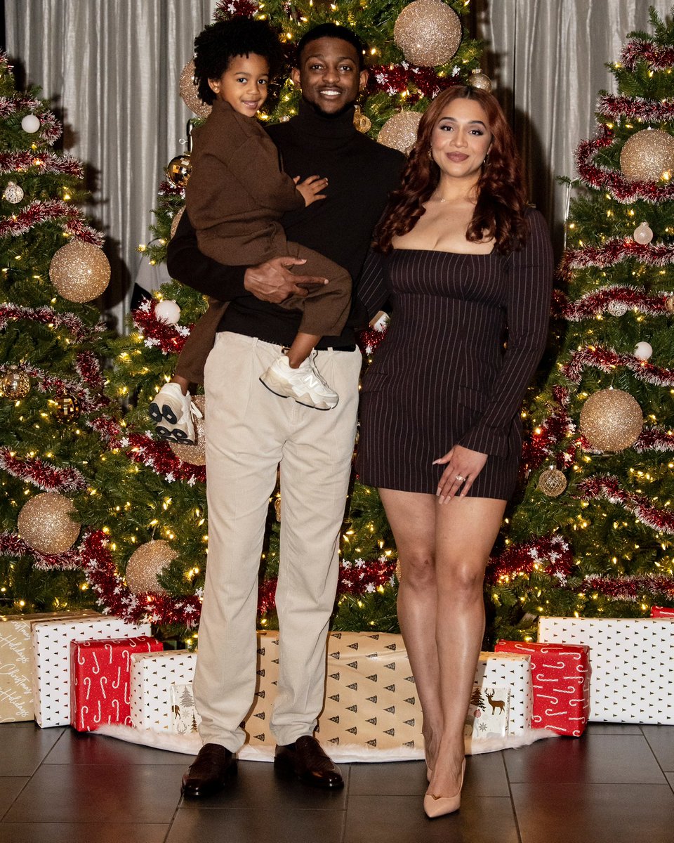 swipathefox's tweet image. Happy Holidays from the Fox Family🎄