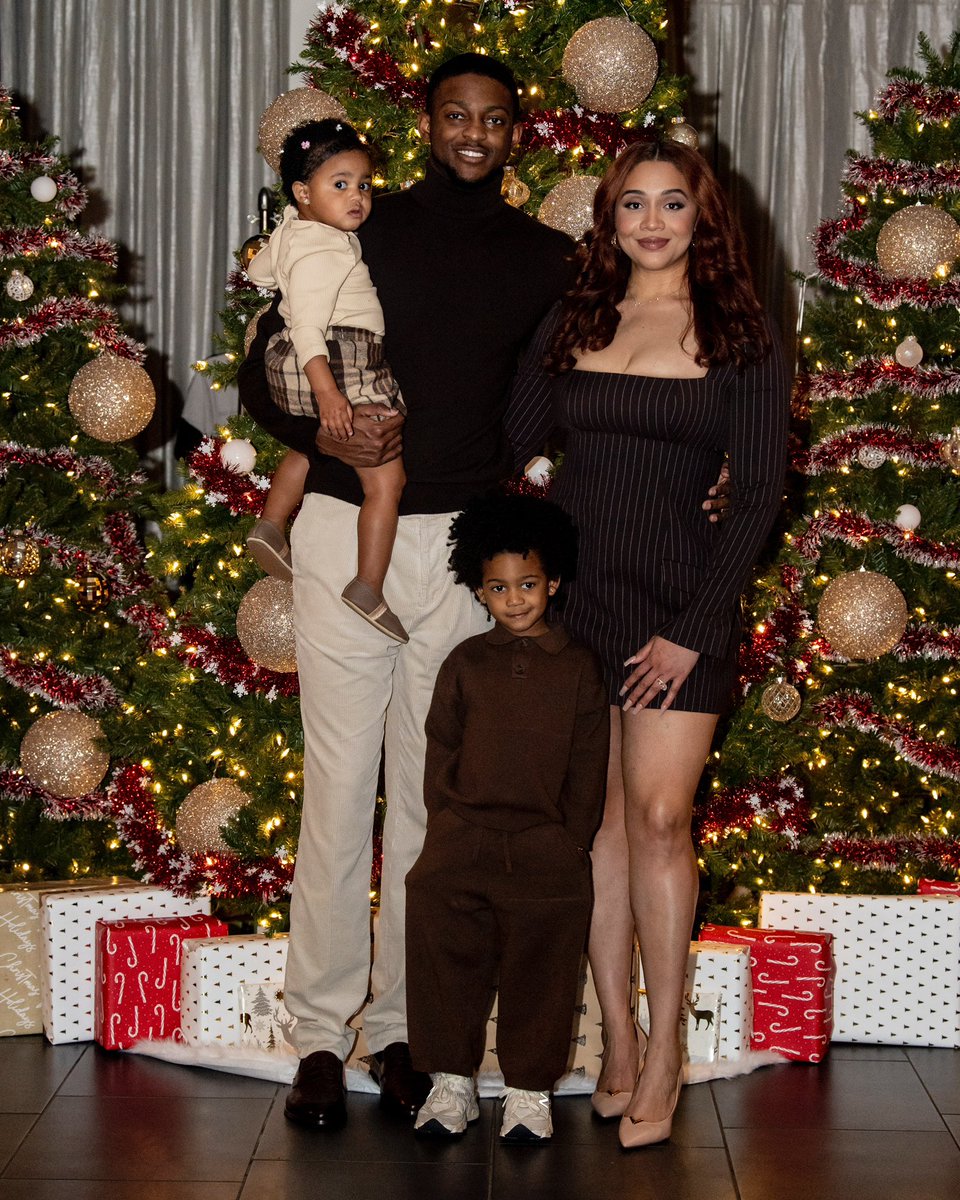 swipathefox's tweet image. Happy Holidays from the Fox Family🎄