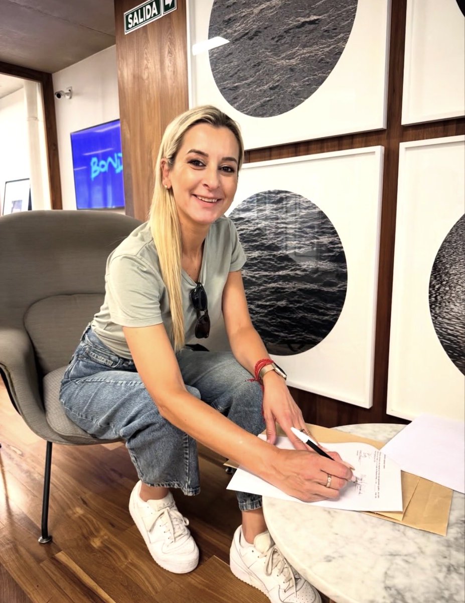 Contrato firmado y corazón lleno. 
Seguir formando parte del equipo de Beto Casella en América es un orgullo enorme. 
2025 fue un año intenso y hermoso, y lo despido agradecida.
Se viene un 2026 con nuevos retos y energía renovada. 
Vamos por más 🙌
Gracias x acompañar!! ❤️