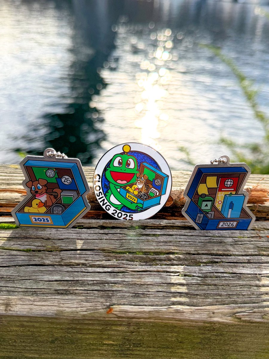 ShopGeocaching's tweet image. Celebrate the new year with two limited-time souvenirs: Closing 2025 (Dec 24-31), and Unboxing 2026 (Jan 1-8).

Commemorate with this limited set!

Includes: One 2-sided #geocoin and 2 trackable tags-three unique items with their own codes and icons.

tinyurl.com/6wxhhpsr