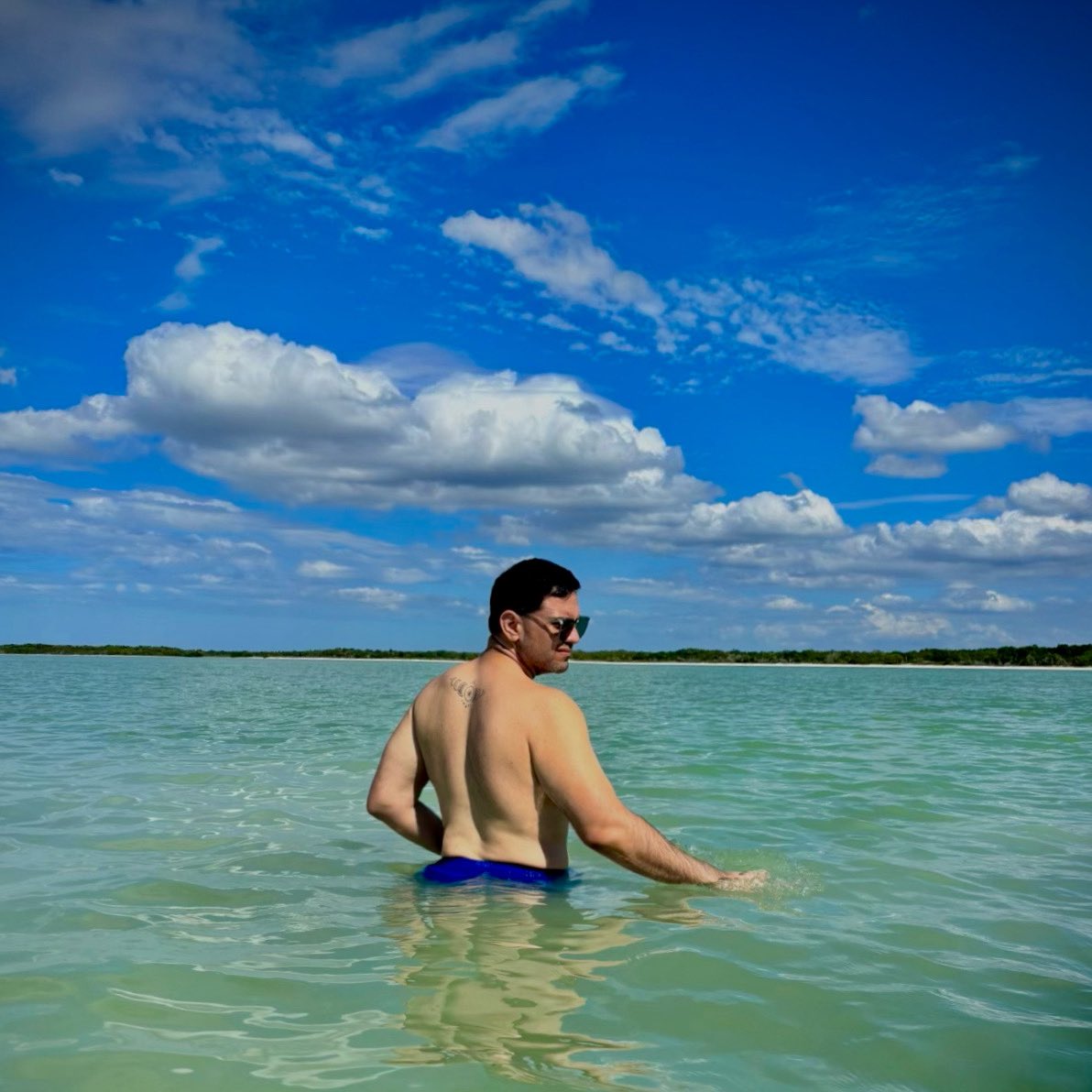 Sumergirme en el Golfo de México, en Celestún, es recordar que el agua también cura, guarda silencios y regresa calma. 🌊✨ 

#Celestún #Yucatán #GolfoDeMéxico #ChillVibes