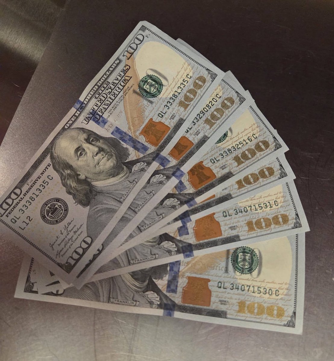 Funcionários do Arrowhead Stadium relataram que Taylor Swift distribuiu gorjetas de US$ 600:

“Todo o meu salário por duas semanas.”