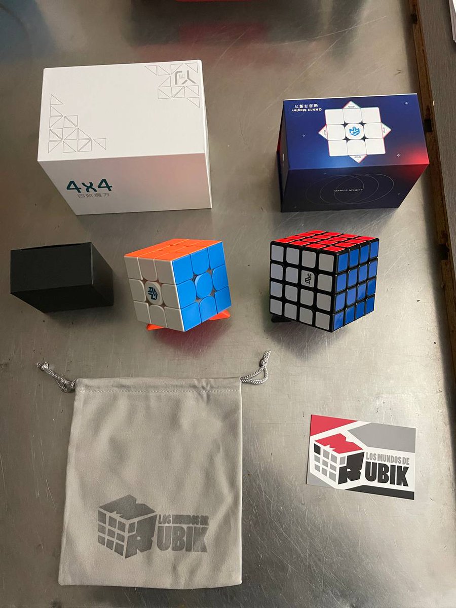Rikamyt's tweet photo. 🎅 Papá Noel se ha retrasado unos días, pero me ha traído estos increíbles regalos. Lo mejor ha sido comparar el cubo de 3x3 nuevo con el que tenía hasta ahora, se nota el desgaste del logotipo. Muchas gracias @MundosDeRubik https://t.co/ky12lM0G0h