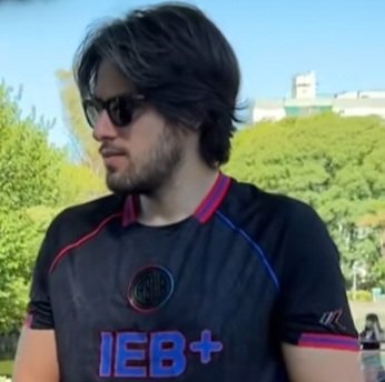 *Me dejo el pelo largo y me pongo lentes*

Al que me parezco / al que me quiero parecer