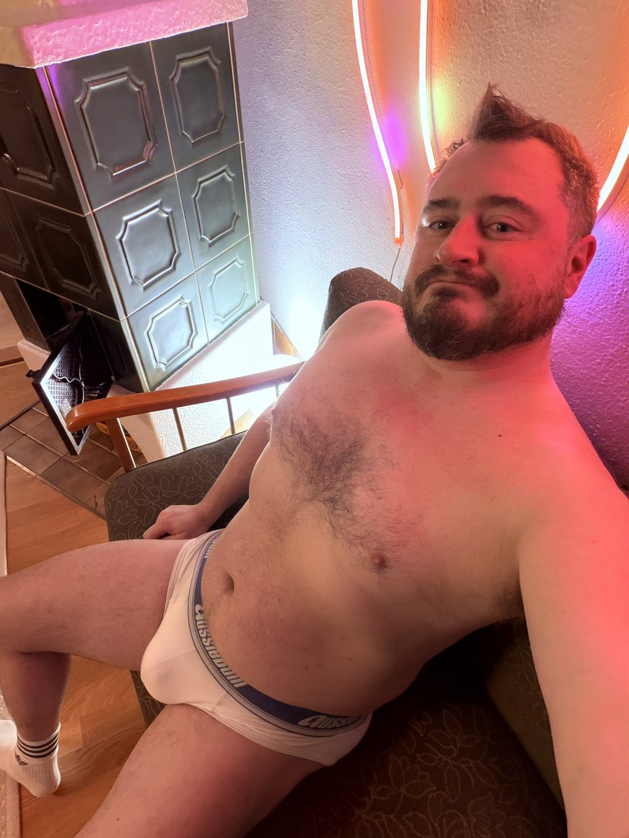 2b1c_just_flo's tweet image. My resolutions for 2026: wear less.
How about yours?

#gaybear