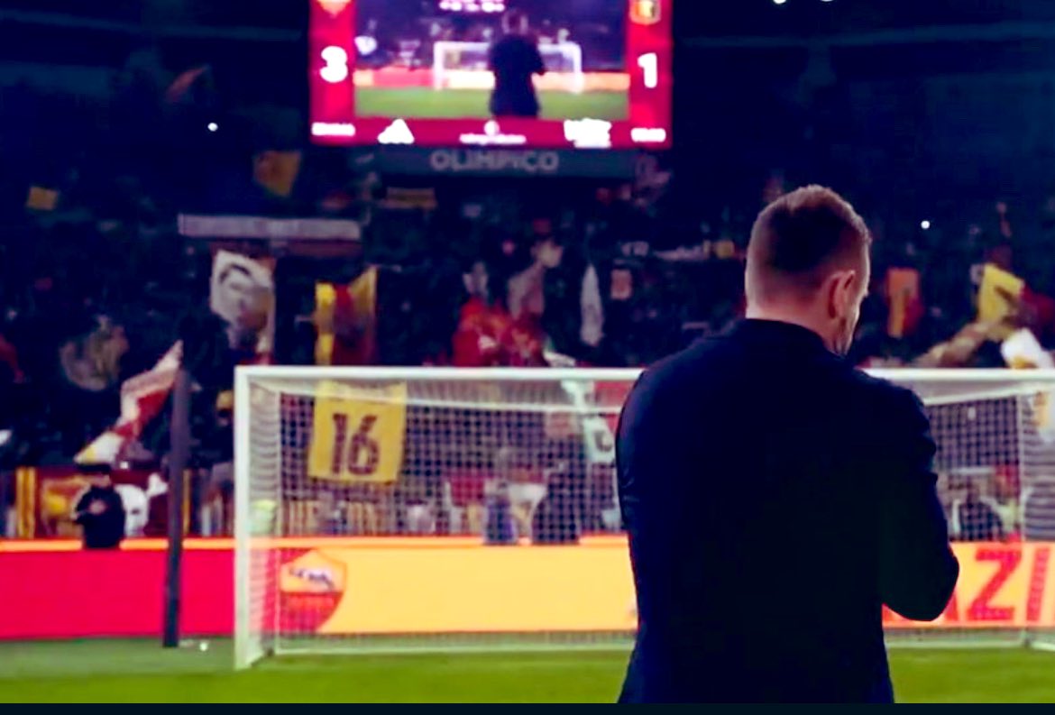 FBiasin's tweet image. “Non sarai mai nostro avversario”.

L’omaggio dei tifosi della Roma a Daniele De Rossi, 20 anni in giallorosso.