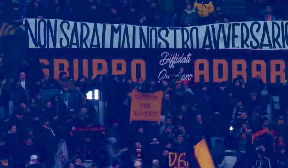 FBiasin's tweet image. “Non sarai mai nostro avversario”.

L’omaggio dei tifosi della Roma a Daniele De Rossi, 20 anni in giallorosso.