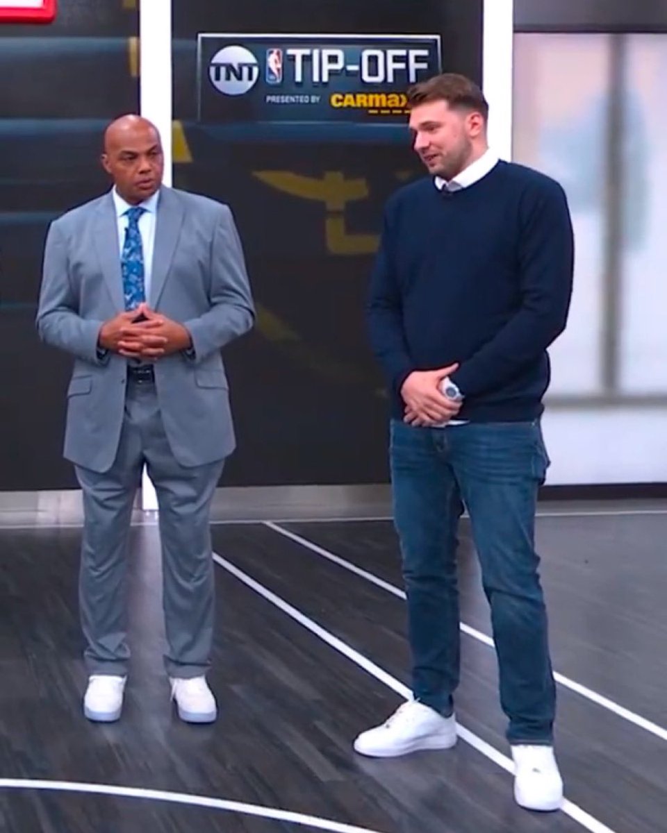 SportsSeason_'s tweet image. Luka (6’7”) next to Chuck (6’6”) 😳