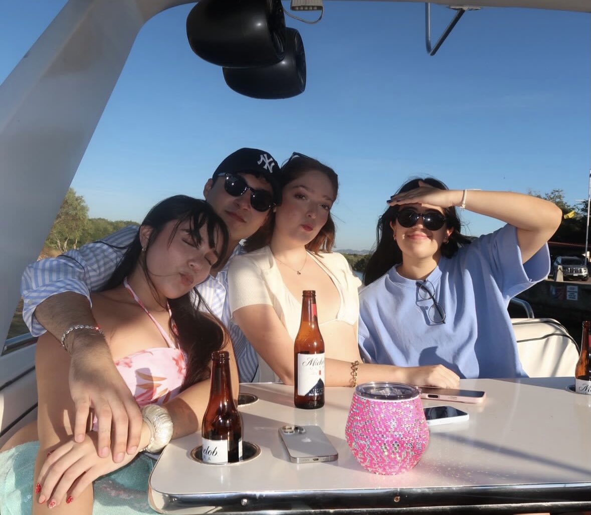 jj_padd's tweet photo. egoísta si digo q mal año pq las tengo a ellas🤍 https://t.co/HmYkYtoM4J