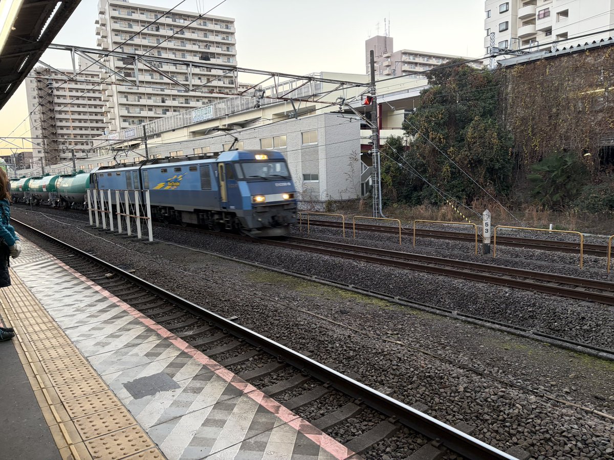 北陸の貨物は軒並み年末年始の運休で昨日は一本も撮れなかったけど中央