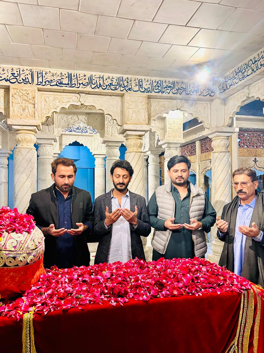 HalarKhanJamali's tweet photo. On the 18th martyrdom anniversary of Asia’s great leader and the Muslim world’s first woman Prime Minister, Mohtarma Benazir Bhutto, paid respects at her mausoleum and offered homage to the standard-bearer of democracy, Mohtarma Benazir Bhutto https://t.co/66lLZafMqe