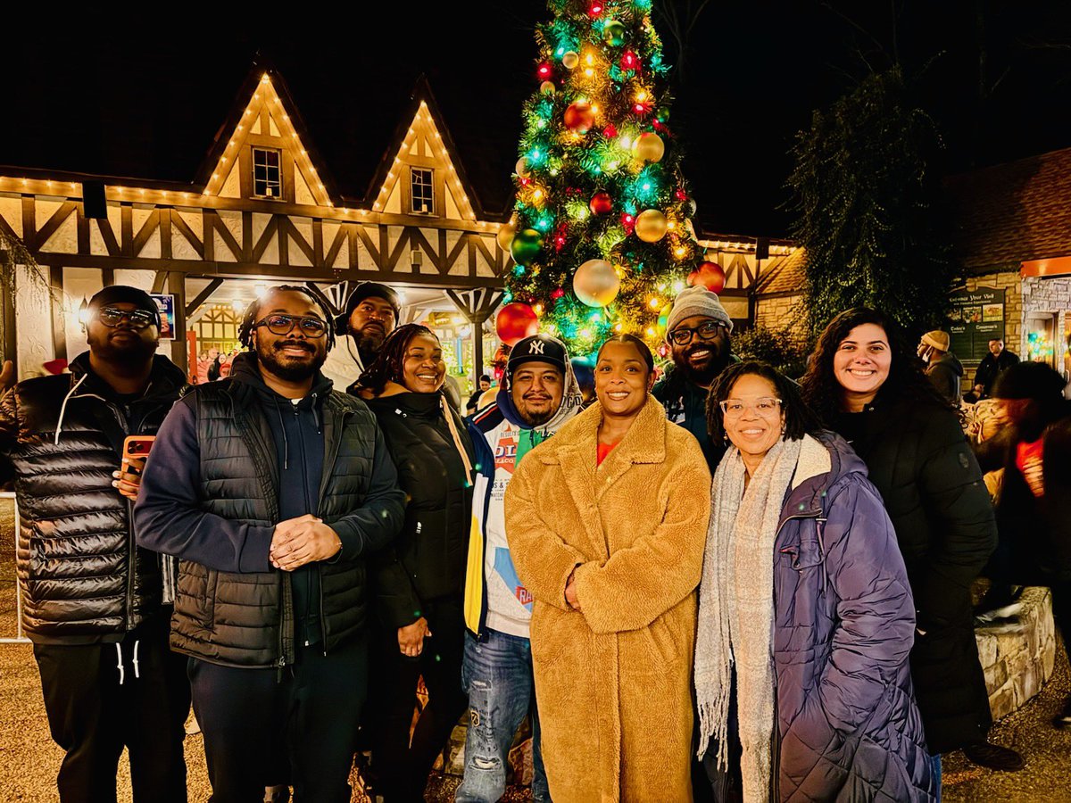 TeeNorvell's tweet photo. #Latepost The Slayers team outing at Busch Gardens…So much fun with ppl I love like family 🎄💙#squad @Nelson_TriggaT https://t.co/tM3UXXc1Wy
