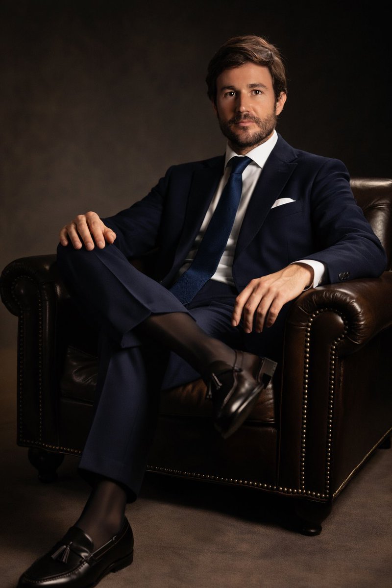 Spanish businessman showing his sheer socks

#clubejecutivoESP
#ejecutivobuscaesposo