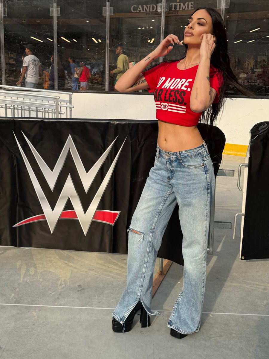 Take that title tonight ♥️ <a href="/NikkiAndBrie/">Nikki & Brie</a> #MondayNightBella
